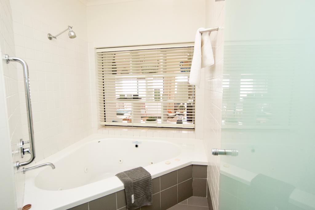 Lorne Beachfront Accommodation Екстер'єр фото
